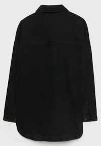 Camisa de mezclilla negra con cuello, mangas largas y botones de presión. Presenta un dobladillo redondeado y un diseño de yugo en la parte posterior.