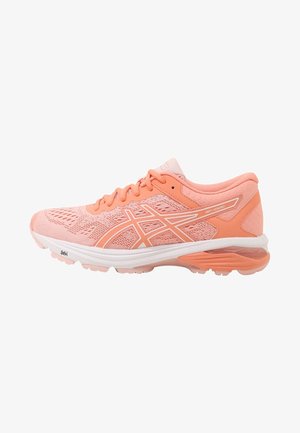 Zapatilla para correr de color rosa claro y coral con diseño de malla, entresuela blanca y suela acolchada, mostrada desde el lado exterior.