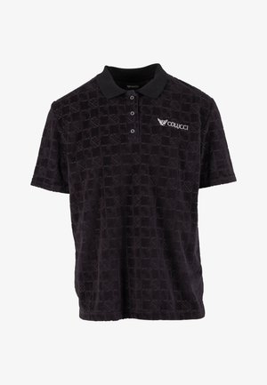 Melns polo krekls ar rakstainu tekstūru, īsām piedurknēm un apkakli. Iekļauj pogu slēgšanu un izšūtu logotipu uz krūšu daļas.