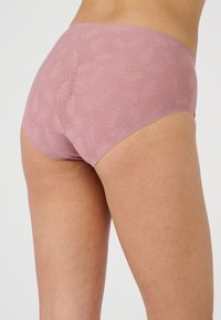 Roze elastische stof ondergoed met een gestructureerd bladdessin. Het ontwerp is laag uitgesneden en biedt volledige bedekking met een gladde tailleband.