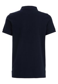 Jūrų mėlynos spalvos polo marškiniai su tekstūruotu audiniu, trumpomis rankovėmis ir klasikiniu apykakle. Šoninės plyšys apačioje, kad būtų lengviau judėti.