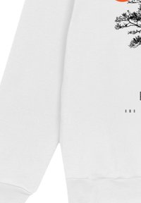 Sudadera blanca con una silueta de árbol negro en el lado derecho y un sol naranja detrás de las ramas del árbol.