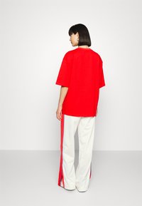adidas Originals TEE - Paprasti marškinėliai - vivid red