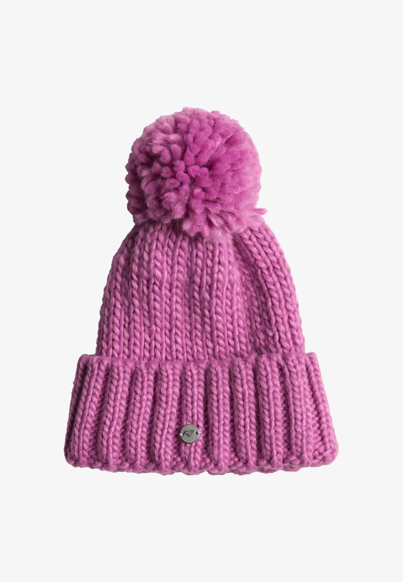 Rosa gestrickte Mütze mit einem gerippten Bündchen, die oben einen großen Pompon hat. Das Material sieht weich und dick aus, mit einem kleinen metallischen Logodetail.
