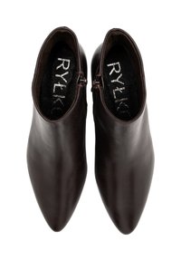 Botas de cuero marrón hasta el tobillo con un diseño de punta afilada y cierres de cremallera a cada lado. El interior presenta un suave forro negro con detalles del logo.