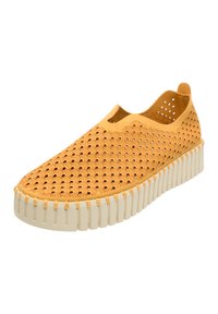 Scarpa slip-on perforata gialla con superficie testurizzata, suola in gomma bianca e dettagli ondulati lungo il bordo.