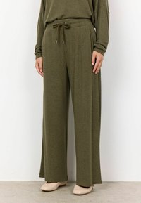 Pantalons larges en vert olive fabriqués dans un tissu doux, avec une taille élastique et un cordon de serrage. Présente deux poches latérales et une apparence texturée.