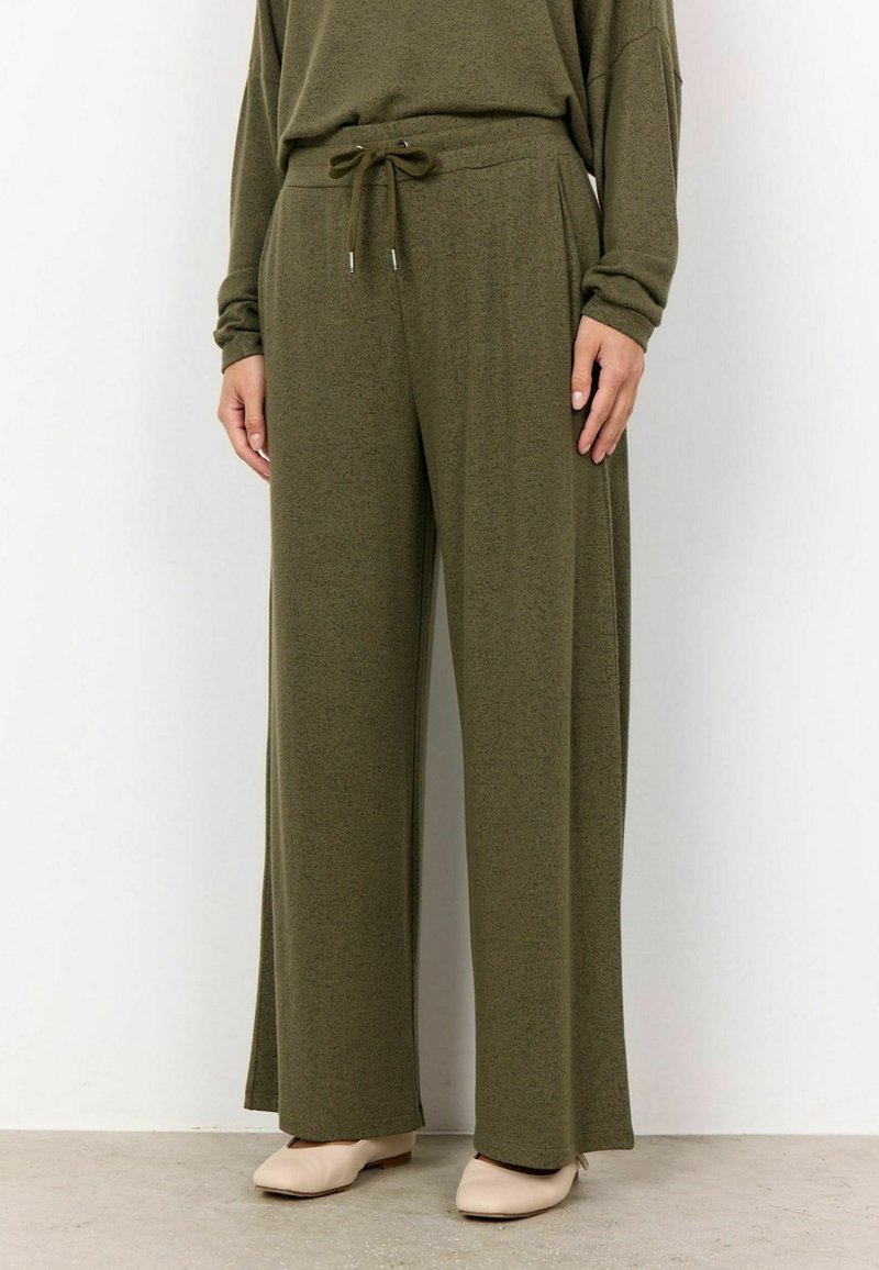 Pantalons larges en vert olive fabriqués dans un tissu doux, avec une taille élastique et un cordon de serrage. Présente deux poches latérales et une apparence texturée.