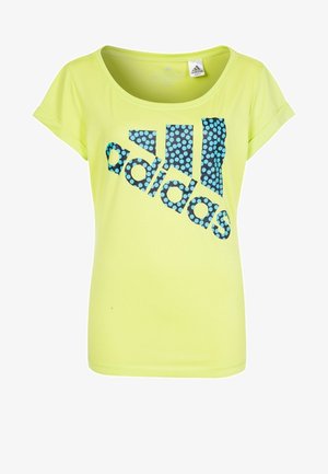 Limoengroene korte mouw T-shirt gemaakt van zachte stof, met een blauw Adidas-logo met witte stippen in een diagonale opstelling. Ronde halslijn.