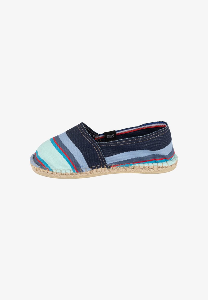 Espadrille rayée bleu et turquoise, avec une tige en toile et une semelle tissée en corde. Texture douce avec des inserts élastiques sur les côtés pour un ajustement parfait.