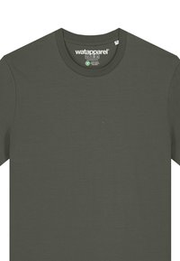 T-shirt à manches courtes vert olive avec un col rond, texture douce et une petite étiquette de marque sur le col. Design simple, sans motifs.
