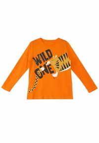 Oranje t-shirt met lange mouwen met een afbeelding van een tijger met zwarte strepen en de tekst "WILD ONE" in vetgedrukt, zwart lettertype.