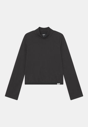 Schwarzes, langärmliges, geripptes Oberteil mit Stehkragen und DKNY-Logoetikett am Saum, flach auf einem weißen Hintergrund ausgelegt.