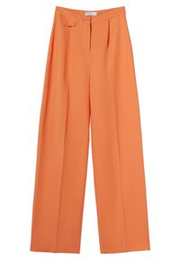 Pantalones de pierna ancha de tela naranja, con un diseño plisado y un bolsillo frontal, cerrado con un botón y cremallera.