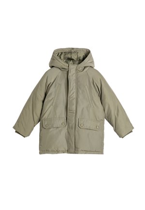 Grüne gefütterte Jacke mit Kapuze, ausgestattet mit zwei Fronttaschen und einem Reißverschluss. Hergestellt aus wasserabweisendem Material mit glatter Textur.