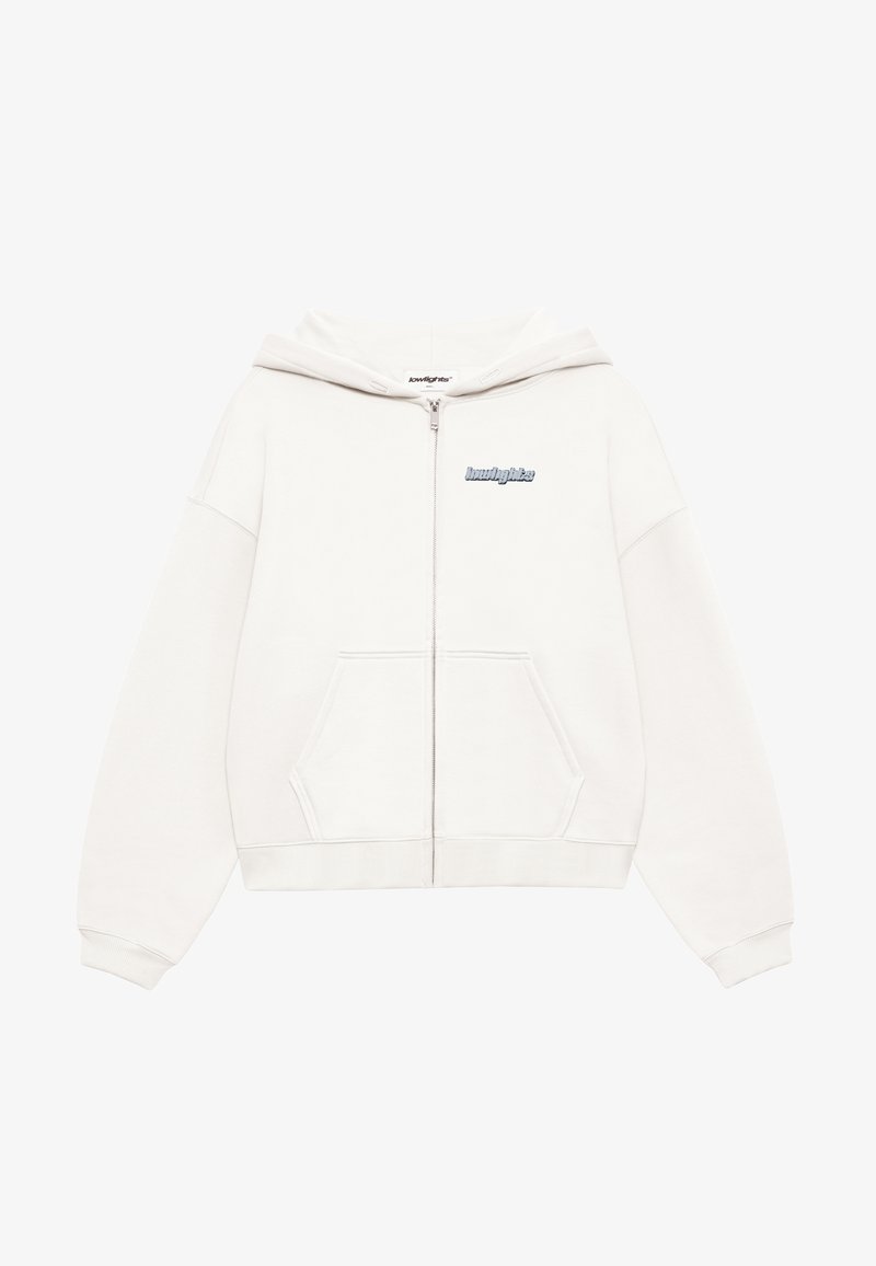 Felpa bianca con zip, caratterizzata da una trama a maglia piatta, tasca a marsupio e cappuccio con cordino. Presenta un logo blu ricamato sul petto.