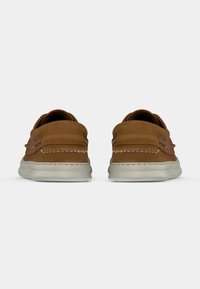 Καφέ δερμάτινα παπούτσια με λεία επιφάνεια, λευκές λαστιχένιες σόλες και διακοσμητικό ράψιμο κατά μήκος των ακμών. Η πίσω όψη δείχνει στρογγυλεμένες άκρες.