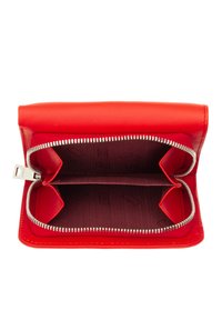 Cartera de cuero rojo con cremallera plateada, que cuenta con dos compartimentos internos y un forro interior texturizado. Exterior suave con bordes redondeados.