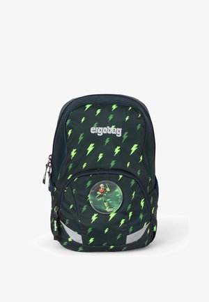 Grüner und dunkelblauer Rucksack mit einem Blitzmuster, Kunststoffabzeichen mit Charakter, reflektierenden Akzenten und Reißverschlussfächern.