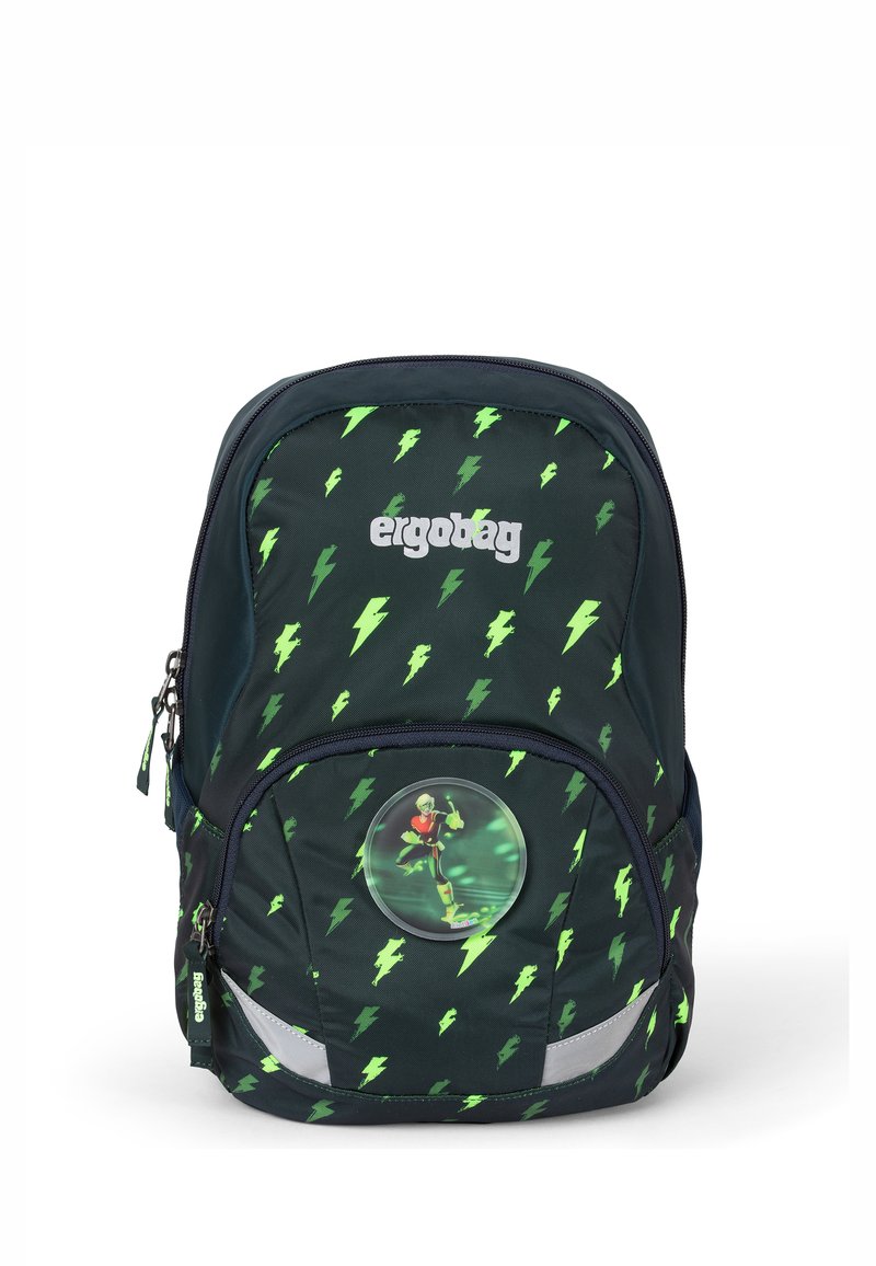 Grüner und dunkelblauer Rucksack mit einem Blitzmuster, Kunststoffabzeichen mit Charakter, reflektierenden Akzenten und Reißverschlussfächern.