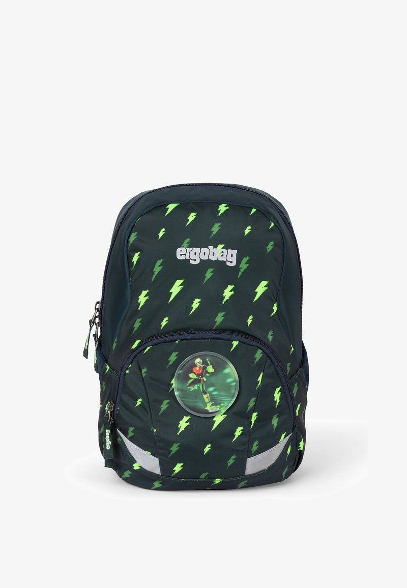 Grüner und dunkelblauer Rucksack mit einem Blitzmuster, Kunststoffabzeichen mit Charakter, reflektierenden Akzenten und Reißverschlussfächern.