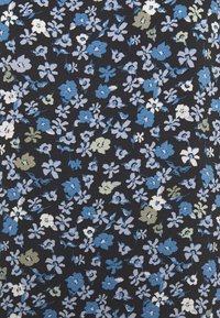 Tessuto floreale, con fiori blu e bianchi predominanti su uno sfondo nero, caratterizzato da varie forme di fiori e una superficie in cotone texture.