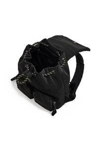 Sac à dos noir avec cordon de serrage, bretelles rembourrées et deux poches zippées à l'avant. Le matériau est lisse avec des détails de couture contrastants en jaune.