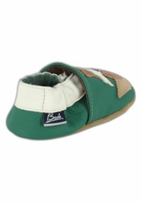 Grüner Lederschuh mit weißen und braunen Wildlederakzenten, ausgestattet mit einem Klettverschluss, abgerundeter Zehenpartie und weicher Sohle für den Komfort. Markenlabel sichtbar.