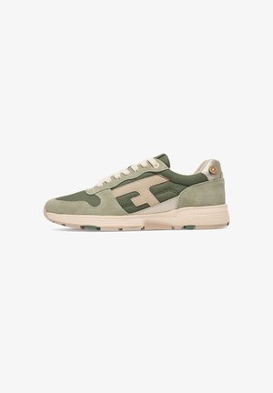Sneaker verdi realizzati in mesh e suede, con un logo diagonale beige, lacci color crema e una suola texturizzata con un accento sul tallone in contrasto.