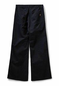 Mustat leve�älahkeiset housut, jotka on valmistettu sileästä kankaasta. Ominaisuuksiin kuuluu kaksi takataskua, joista oikeassa taskussa on kultainen salamanäyttö.