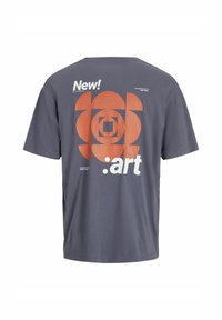 Pilkas trumpas rankovės marškinėliai su dideliu oranžiniu grafika, kurioje yra tekstas "Nauja!" ir ".meno", pagaminti iš minkštos medvilnės, laisvas siluetas.