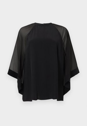 Μαύρο μπλουζάκι με φαρδιά μανίκια από σιφόν σε στυλ νυχτερίδας και στρογγυλή λαιμόκοψη, εμφανίζεται επίπεδο πάνω σε ανοιχτό γκρι φόντο.