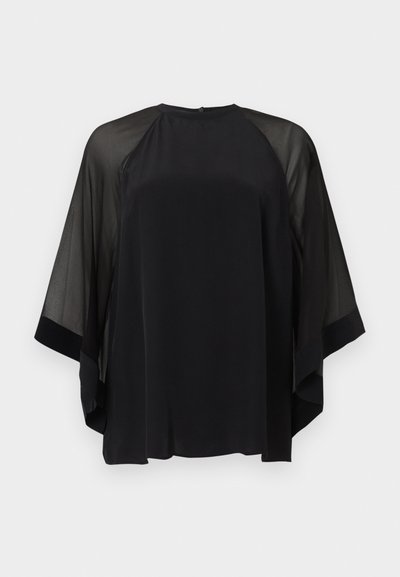 Μαύρο μπλουζάκι με φαρδιά μανίκια από σιφόν σε στυλ νυχτερίδας και στρογγυλή λαιμόκοψη, εμφανίζεται επίπεδο πάνω σε ανοιχτό γκρι φόντο.