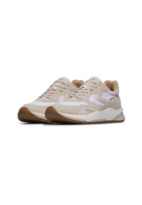 Sneakers atletici beige con accenti bianchi, caratterizzati da una tomaia testurizzata, lacci e suola in gomma. Sono visibili materiali in suede e mesh.