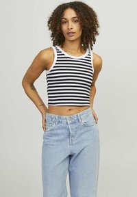 Čierny a biely pruhovaný crop top s ribbed textúrou a okrúhlym výstrihom, spárovaný so svetlomodrými nohavicami s vysokým pásom.
