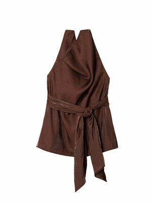 Top marrón sin mangas hecho de tela suave, con escote drapeado y cinturón atado en la cintura. Diseño simple y elegante sin estampados.