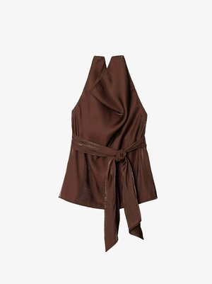 Top marrón sin mangas hecho de tela suave, con escote drapeado y cinturón atado en la cintura. Diseño simple y elegante sin estampados.