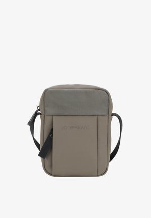 Borsa a tracolla grigia con finitura liscia opaca e pannello superiore testurizzato. Presenta una tracolla regolabile e un logo inciso sul davanti.