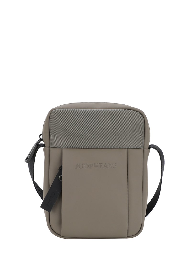 Borsa a tracolla grigia con finitura liscia opaca e pannello superiore testurizzato. Presenta una tracolla regolabile e un logo inciso sul davanti.
