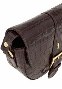 Borsa a spalla in pelle marrone scuro con texture a coccodrillo, accessori in oro e chiusura a pattina con dettaglio di cinturino e fibbia.
