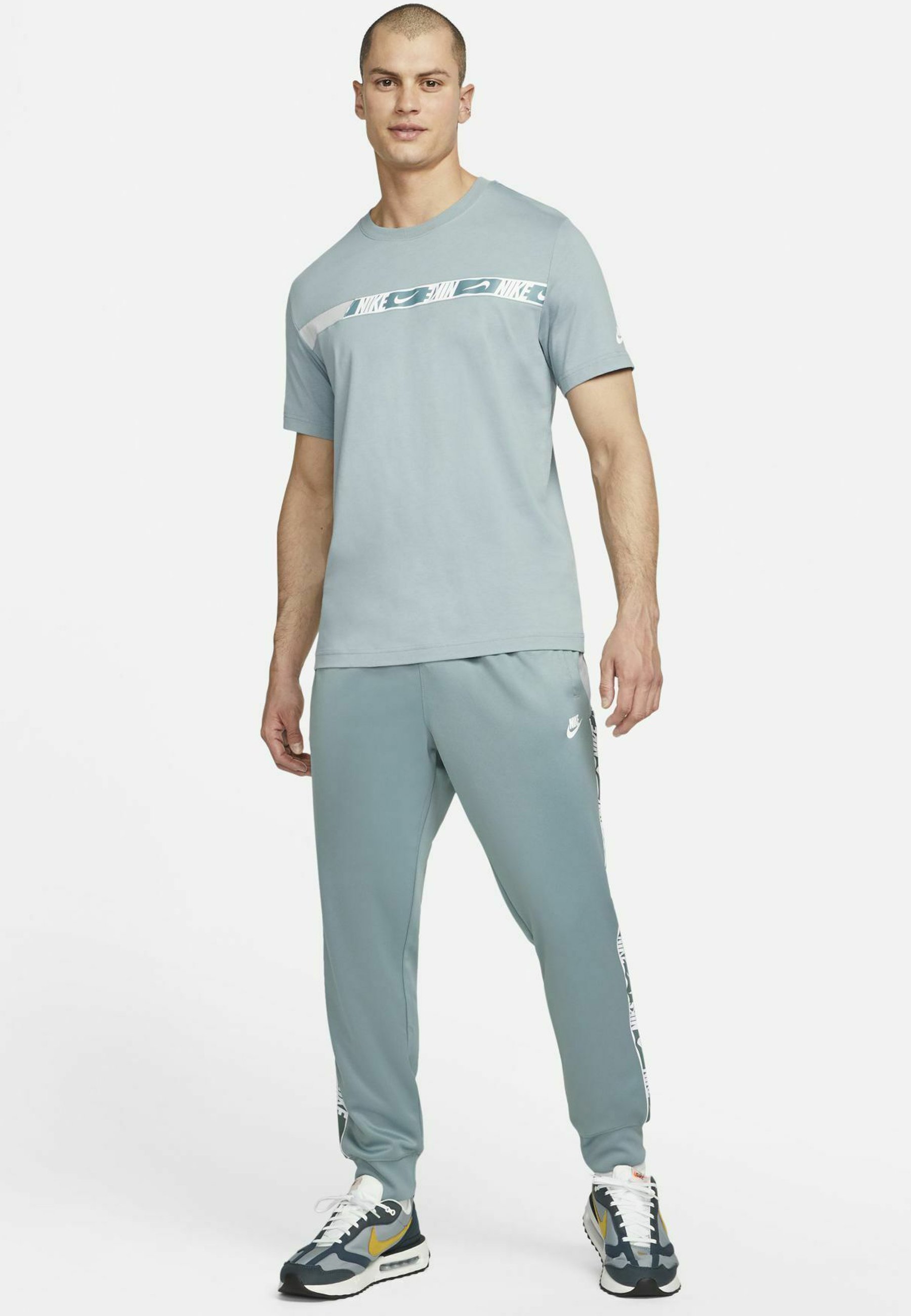 Nike Sportswear Pantaloni sportivi - aviator grey wolf grey white/verde -  Zalando.it