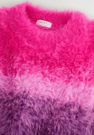 Fake fur tröja i gradient rosa till lila; mjuk, fluffig textur. Rundad halsringning och etikett inuti.