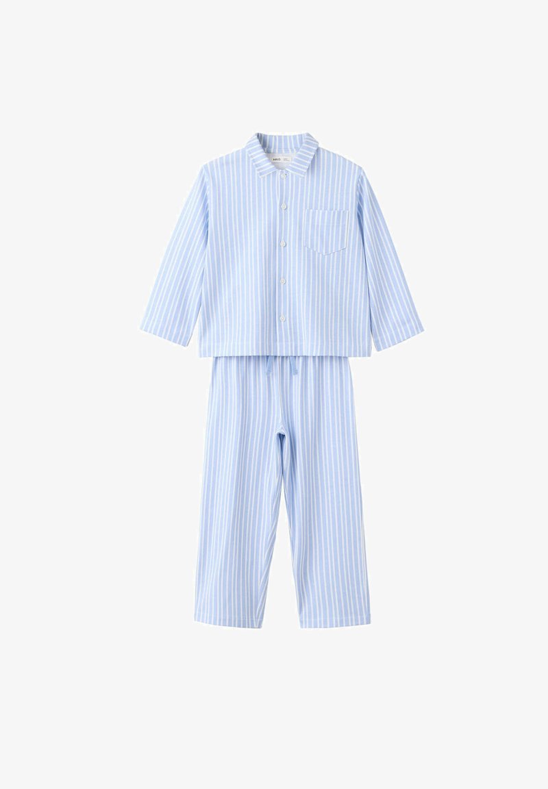 Ensemble de pyjama bleu clair à rayures verticales blanches, haut boutonné à manches longues avec poche poitrine, et pantalon assorti à cordon.