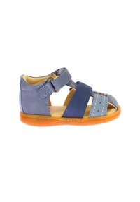 Sandalia de cuero azul con correas, hebilla ajustable, diseño de punta abierta, suela de goma naranja, costuras decorativas y acentos recortados.