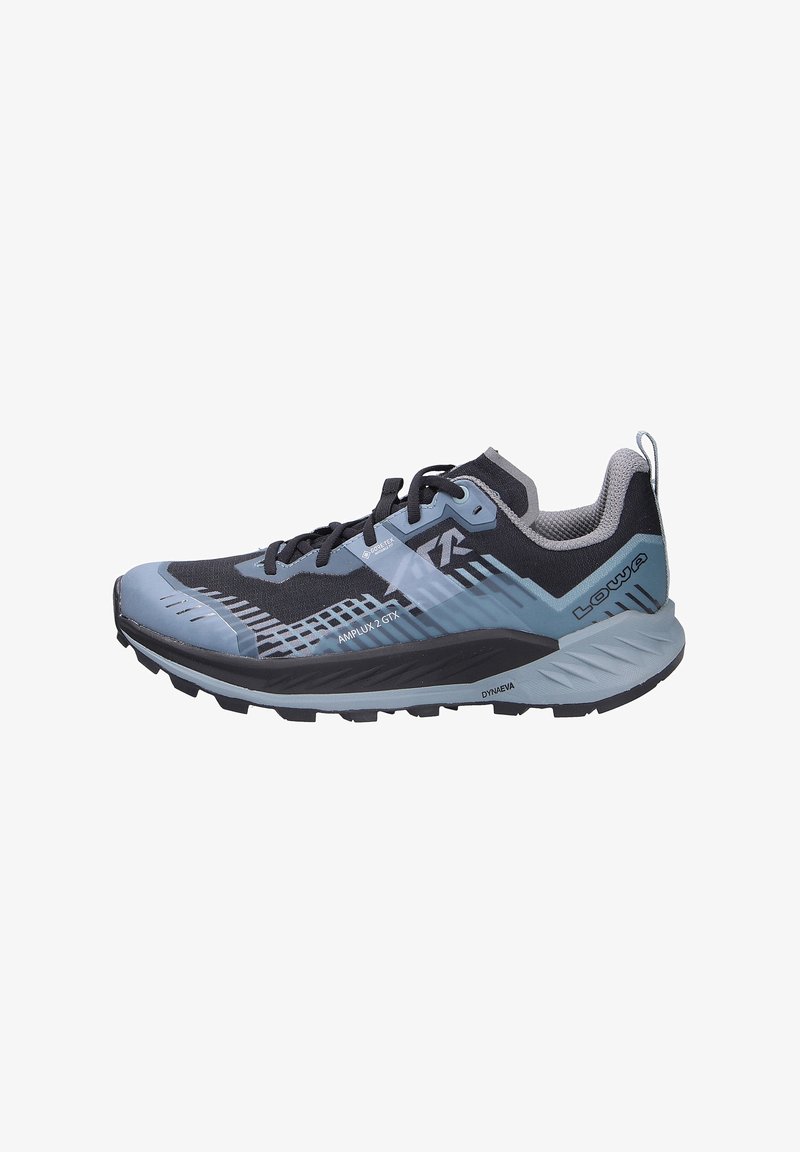 Herren Trailrunning-Schuh mit einem schwarzen und hellblauen Design, ausgestattet mit einem atmungsaktiven Mesh-Obermaterial, einer griffigen Sohle und einer verstärkten Zehenkappe.