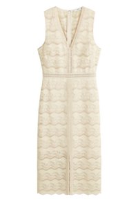 Robe sans manches beige avec un col en V, dentelle superposée semi-transparente à motifs ondulés, taille ajustée et fente pour faciliter les mouvements.