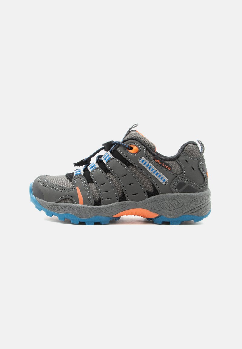 Chaussure de randonnée enfant grise et noire avec des touches bleues et orange, semelle bleue robuste et système de laçage rapide.