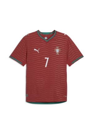 Rød fodboldtrøje med grøn kant, hvidt Puma-logo, nummer 7 og Portugals landsholdsemblem på brystet, med diskrete bølgemønstre.