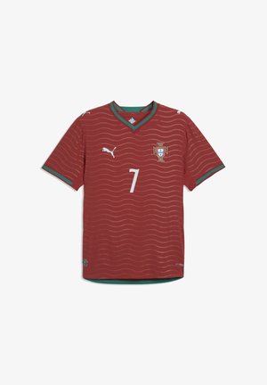 Maillot de football rouge avec des bordures vertes, logo Puma blanc, numéro 7 et écusson de l'équipe nationale du Portugal sur la poitrine, avec de subtils motifs ondulés.
