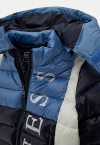 Guess COLOR-BLOCK OPTIK LOGO - Giacca invernale - mehrfarbig grundton blau